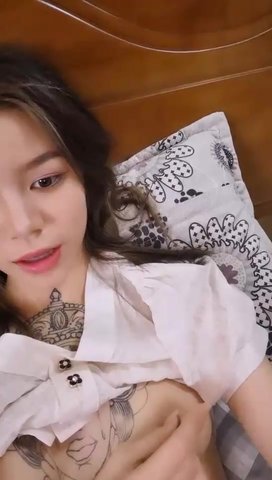 娇小身材胸前满纹身高颜值妹子炮友啪啪大秀,口交大屌特写后入从下往上视角张开双腿猛操